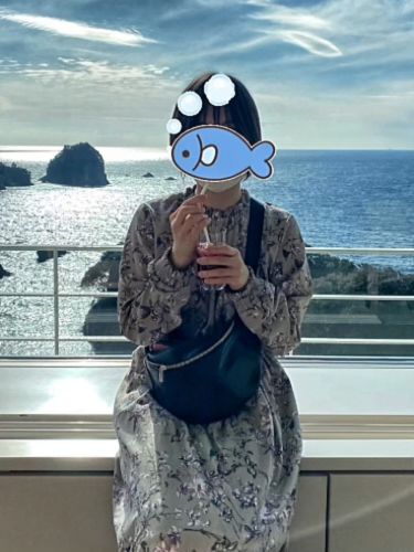 A fashionable face-hiding style that is popular on Instagram