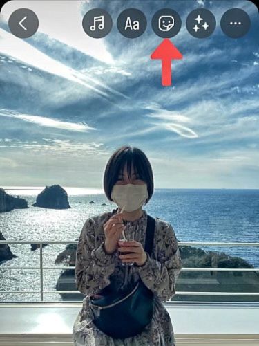A fashionable face-hiding style that is popular on Instagram
